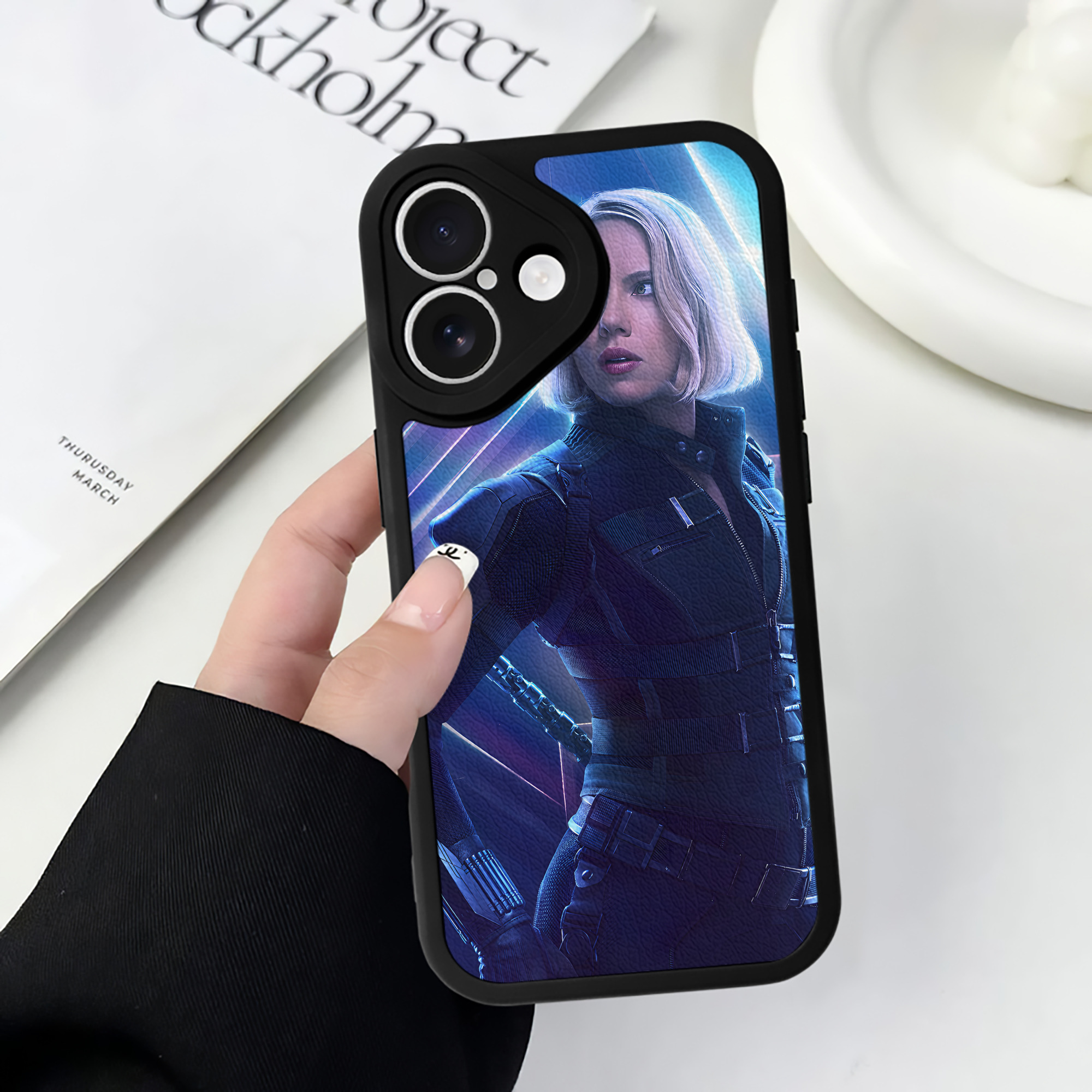 （画像用） アベンジャーズ The Avengers 【iPhone 16シリーズ対応】シリコンスマホケース（レザー調） 材質：シリコン